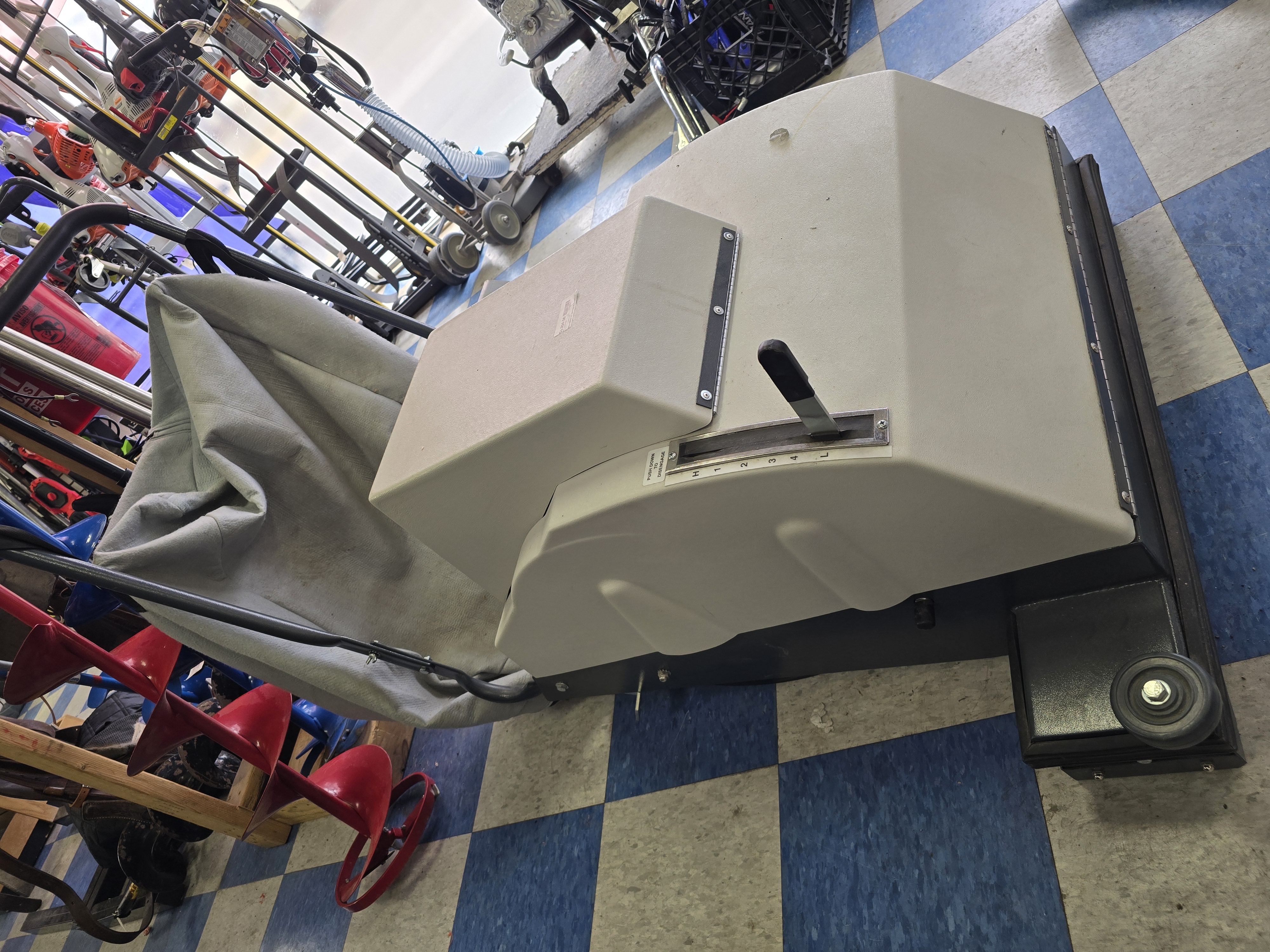 Minuteman 747 Commercial Vacuum with Charger - Heavy Duty