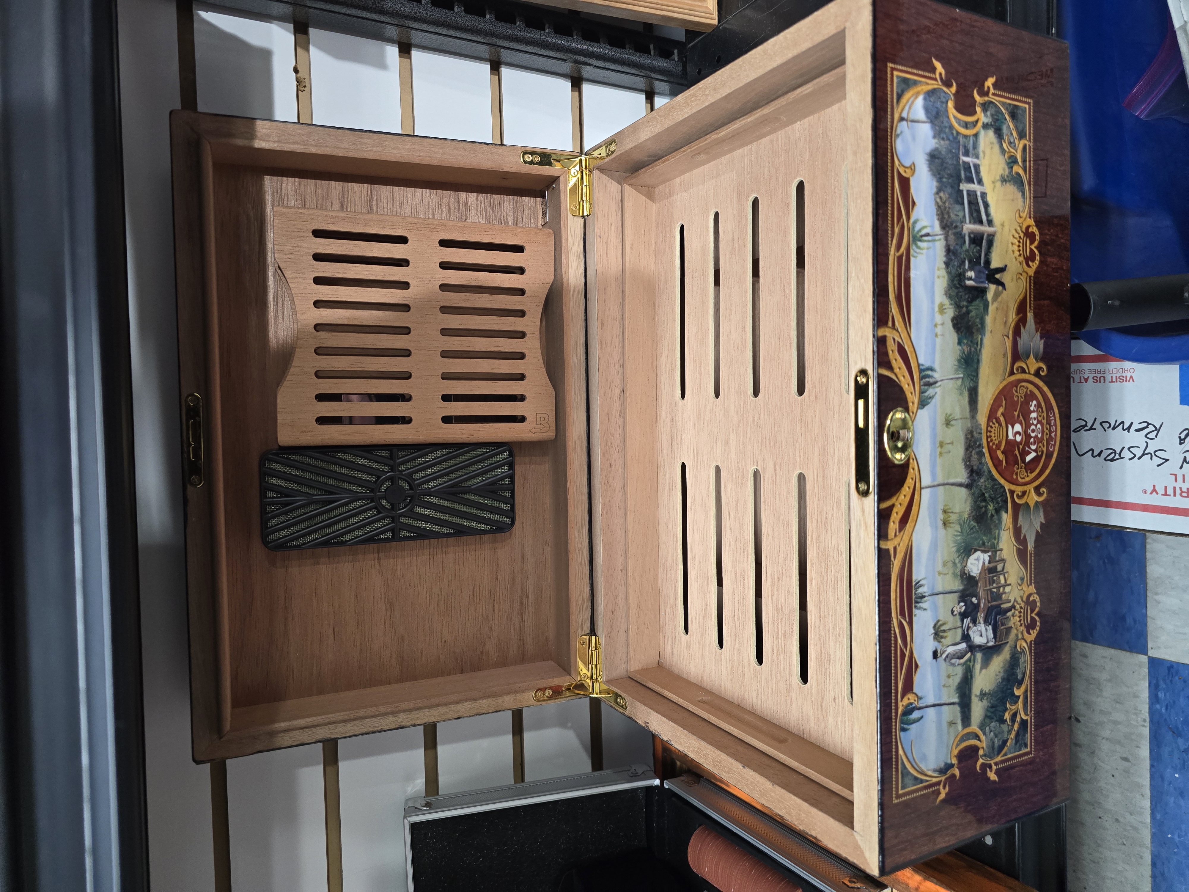 5 Vegas Classic Cigar Humidor Box with Dividers & Humidifier